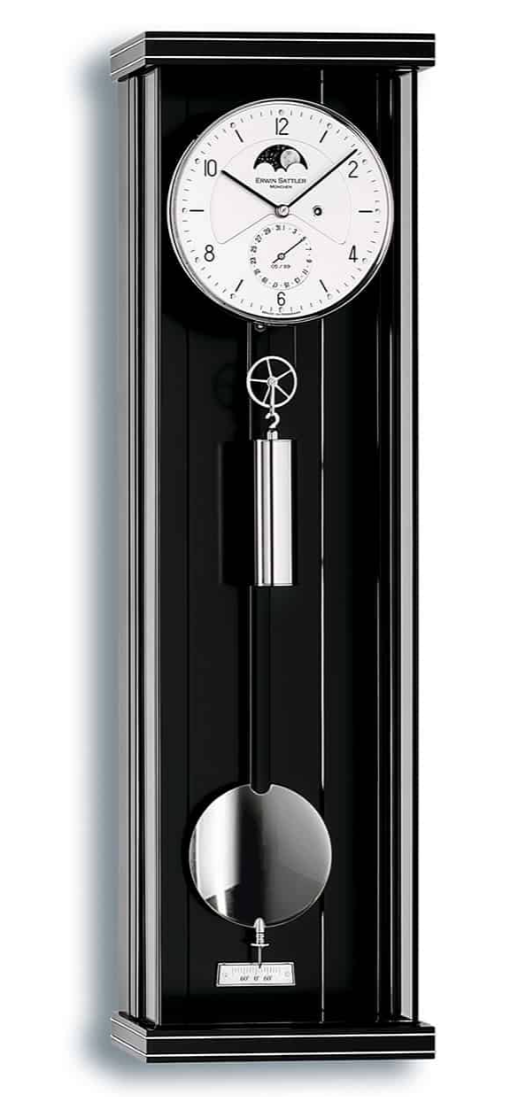 ERWIN SATTLER OPUS PMD 70
Productie in een gelimiteerde productie oplage van 99 stuks.
Zwart gelekte kast met metaal inleg. Kast 70 cm hoog, 20 cm breed en 10 cm diep. U-Vormig, ontspiegeld mineraal glas. Uurwerk Sattler Kaliber 1412. Loopduur 7 dagen. 2 Precisie kogellagers en  7 Robijn lagers. Geanodiseerde wijzerplaat met handbeschilderde maanschijf en datum aanduiding. Geblauwd stalen wijzers. Passage slag op rondgong. 